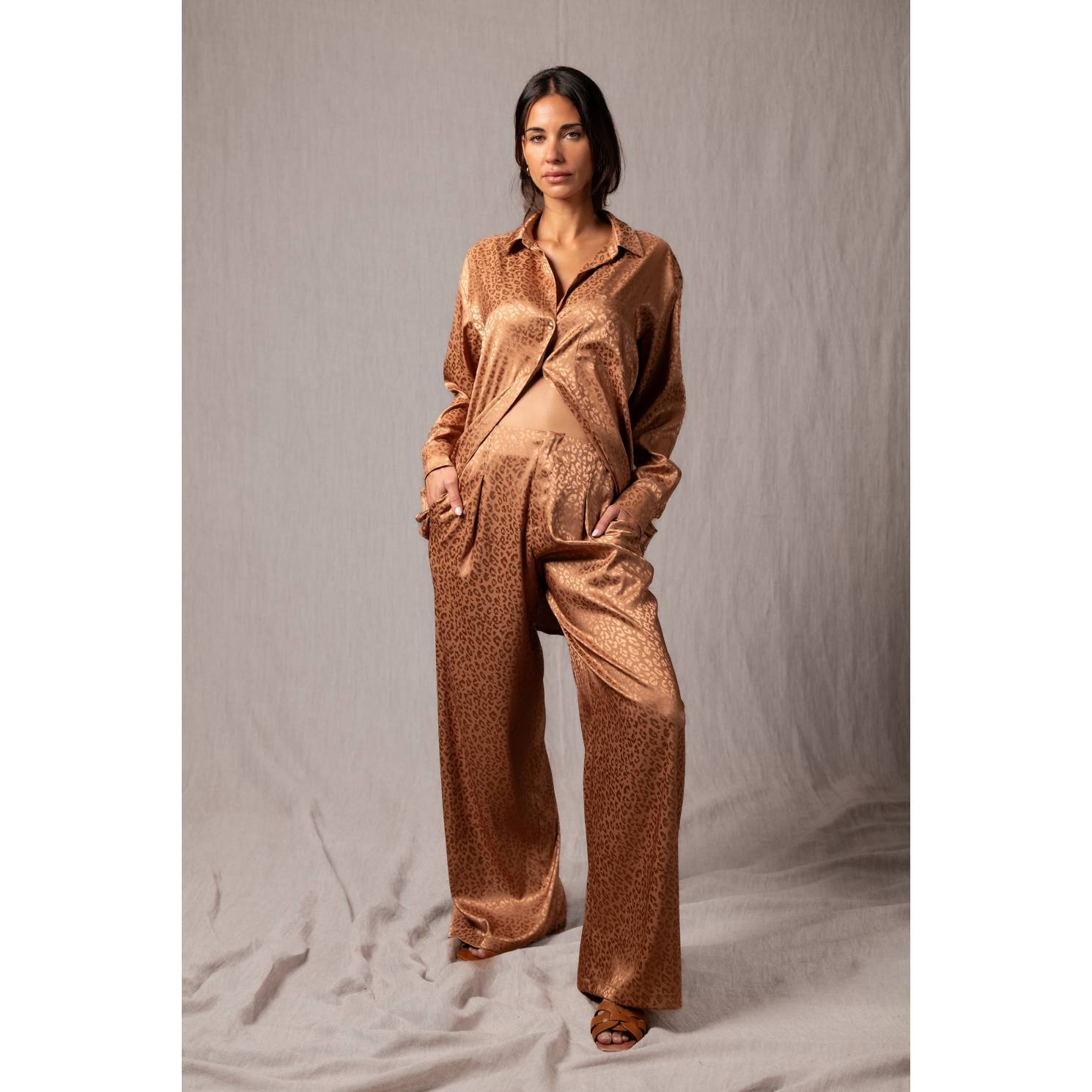 pantalon pinzas print satinado camel