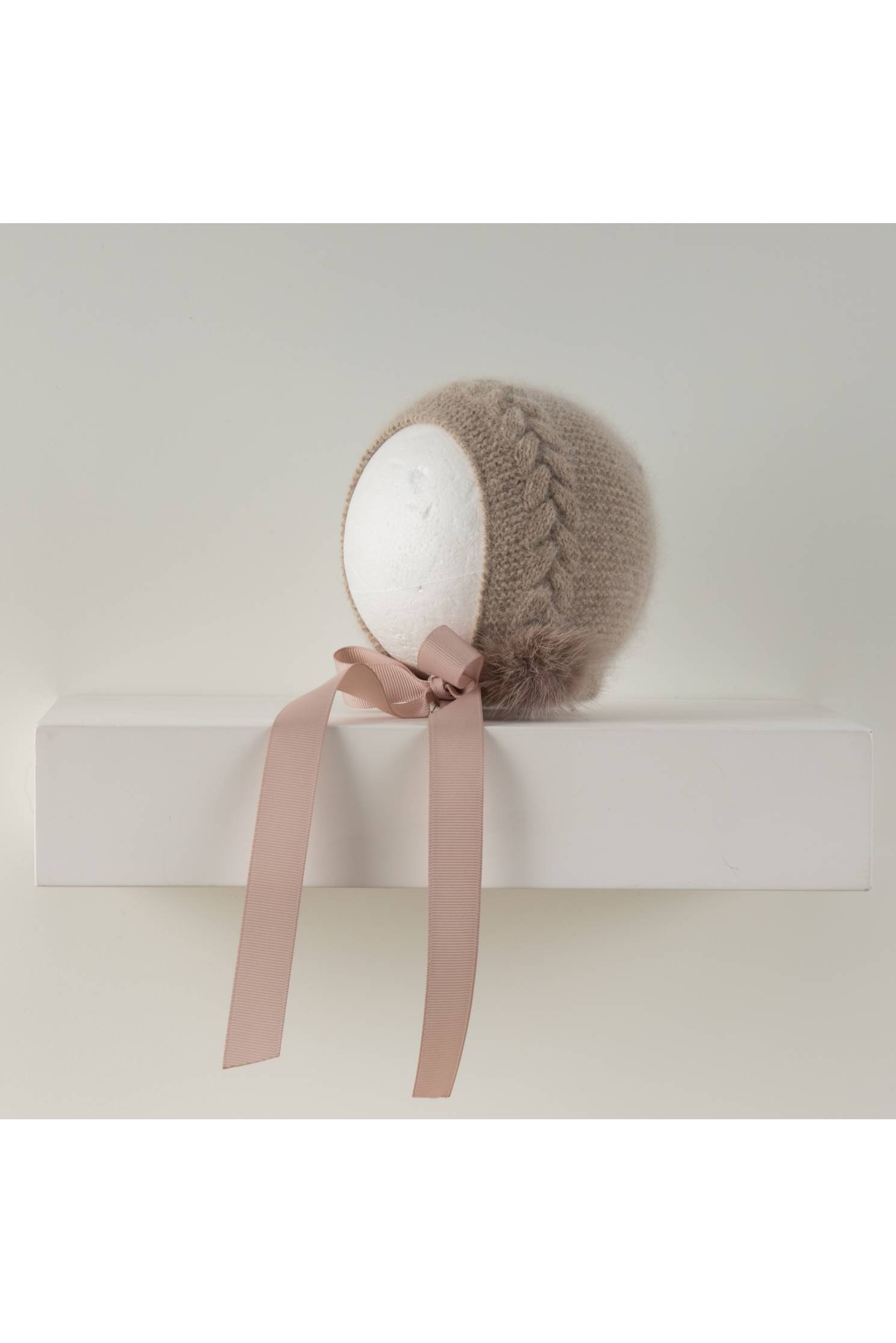 capota cashmere trenza vison con pompon vison