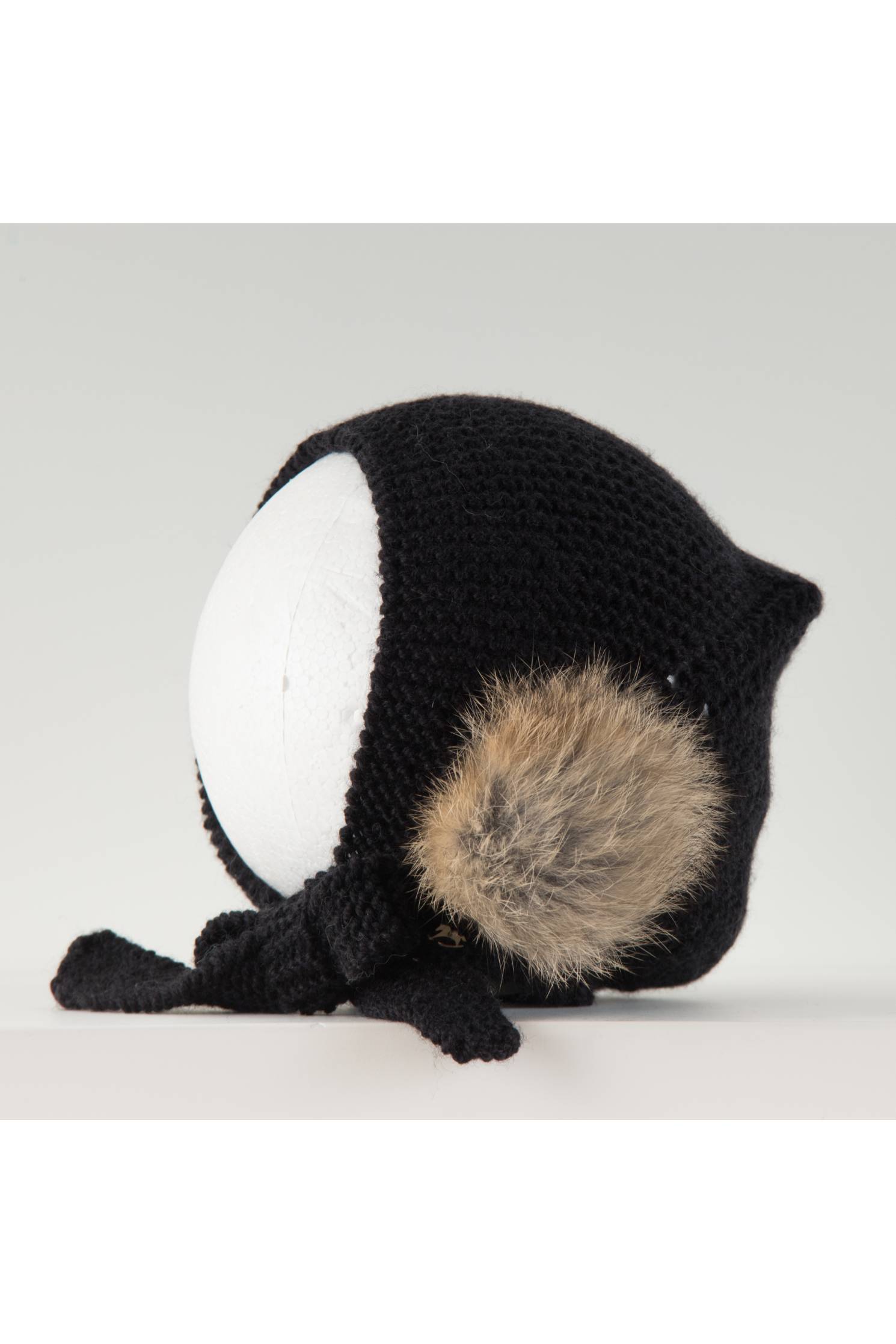 capota lazada punto merino negra pompon natural