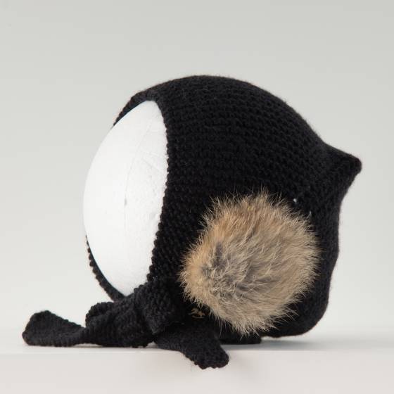 capota lazada punto merino negra pompon natural