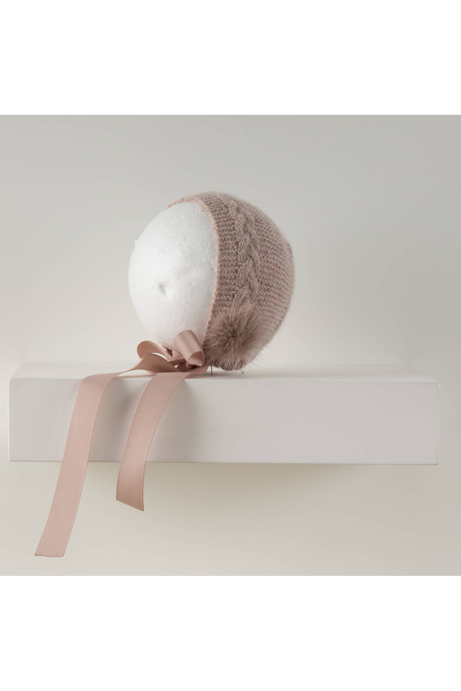 capota cashmere trenza piedra rosado con pompon vison