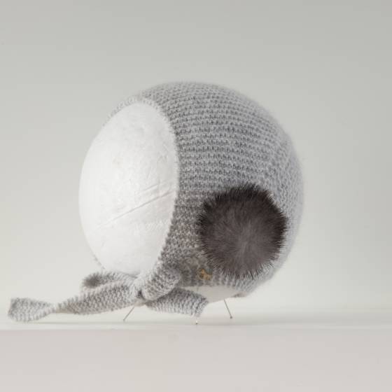 capota canastilla lazada punto cashmere gris claro pompon vison