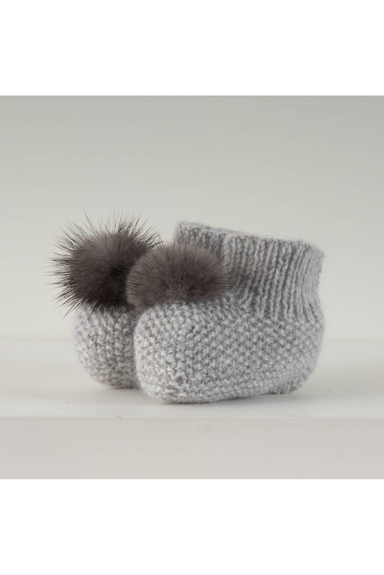 botita calcetin canastilla cashmere gris claro pompon vison