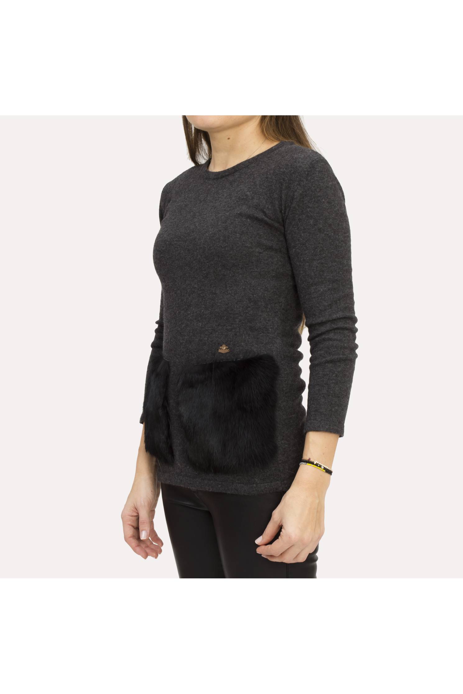 jersey gris oscuro piel negra mama