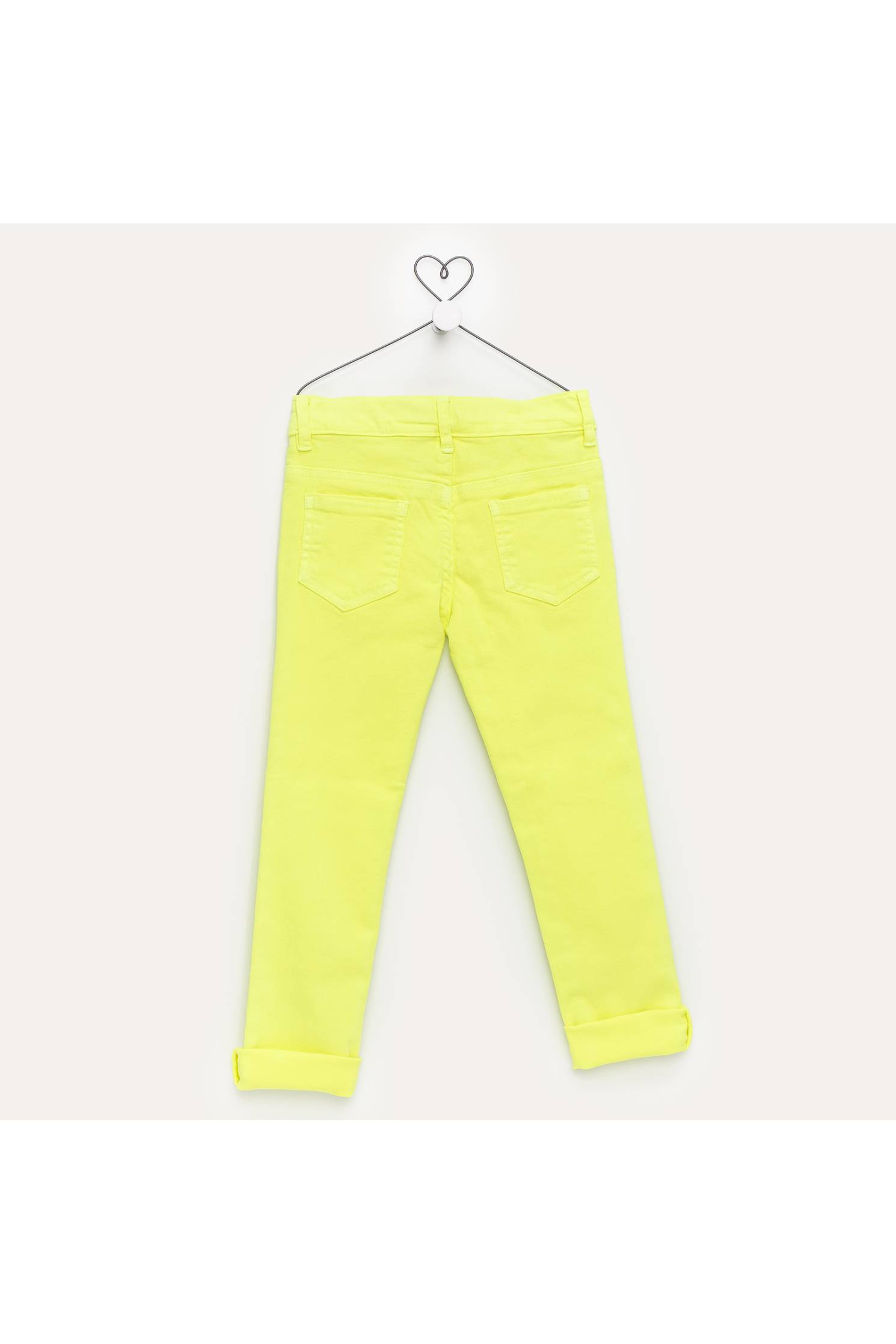 pantalon denim largo amarillo