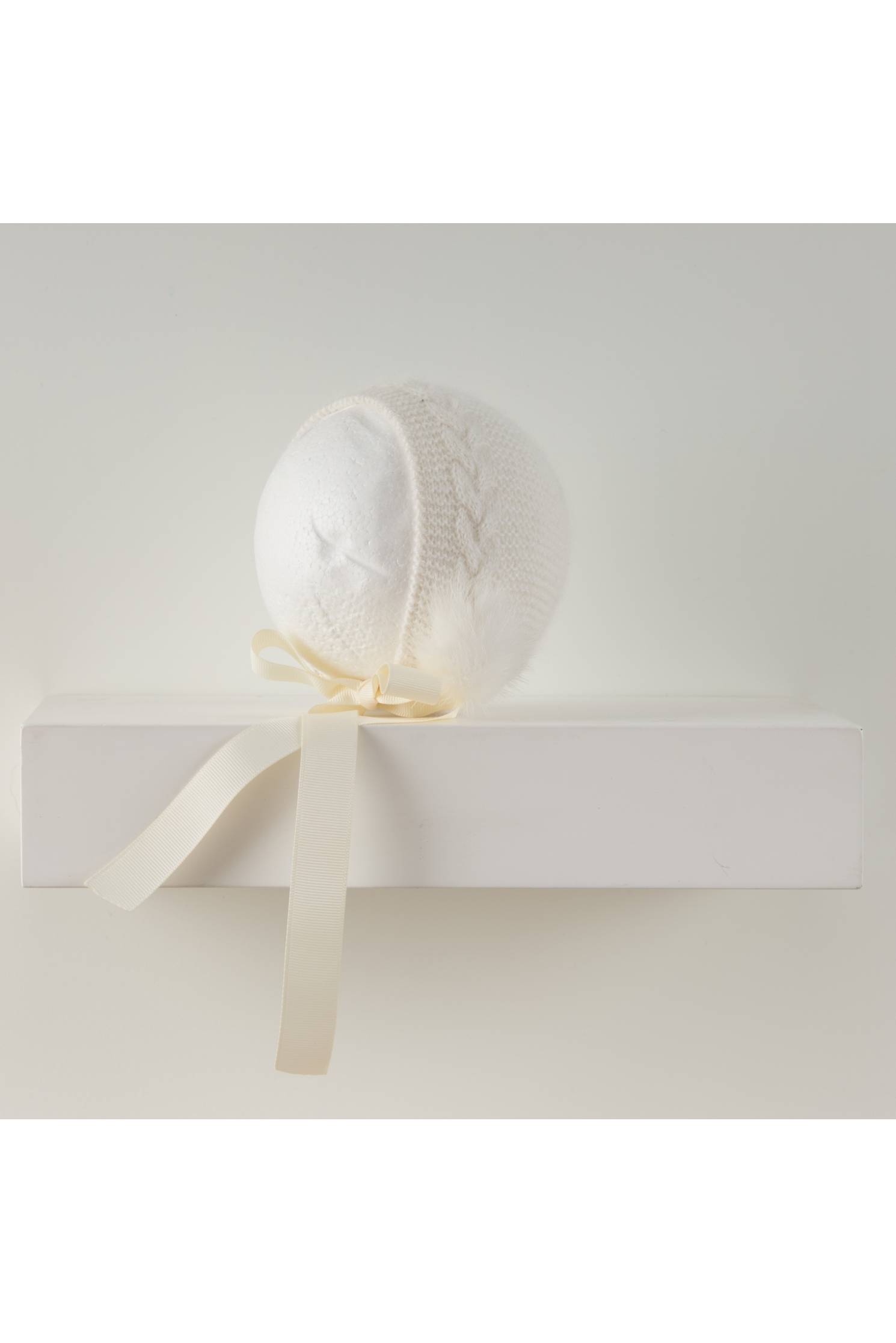 capota cashmere trenza beig con pompon vison